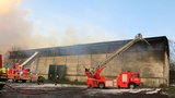 Obří seník v plamenech: Hasiči ho nechávají dohořet, škoda za 600 tisíc