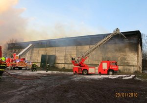 Velkokapacitní seník ve Světlé Hoře na Bruntálsku lehl popelem.