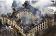 Zámek Zahrádky. Leden 2003. Zhruba na 90 milionů korun vyšla rekonstrukce barokního zámku Zahrádky na Českolipsku. Oheň zcela strávil střechu, hasiči s ním bojovali 4 dny.