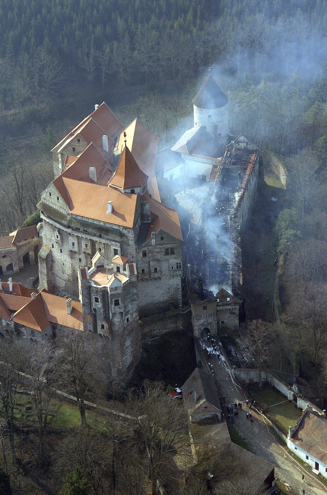 Hrad Pernštejn. Duben 2005. Před 11 lety vzplál gotický hrad Pernštejn, shořela střecha z počátku 19. století i část depozitáře. Podle hasičů bylo příčinou chemické samovznícení. Rekonstrukce stála téměř 100 milionů.
