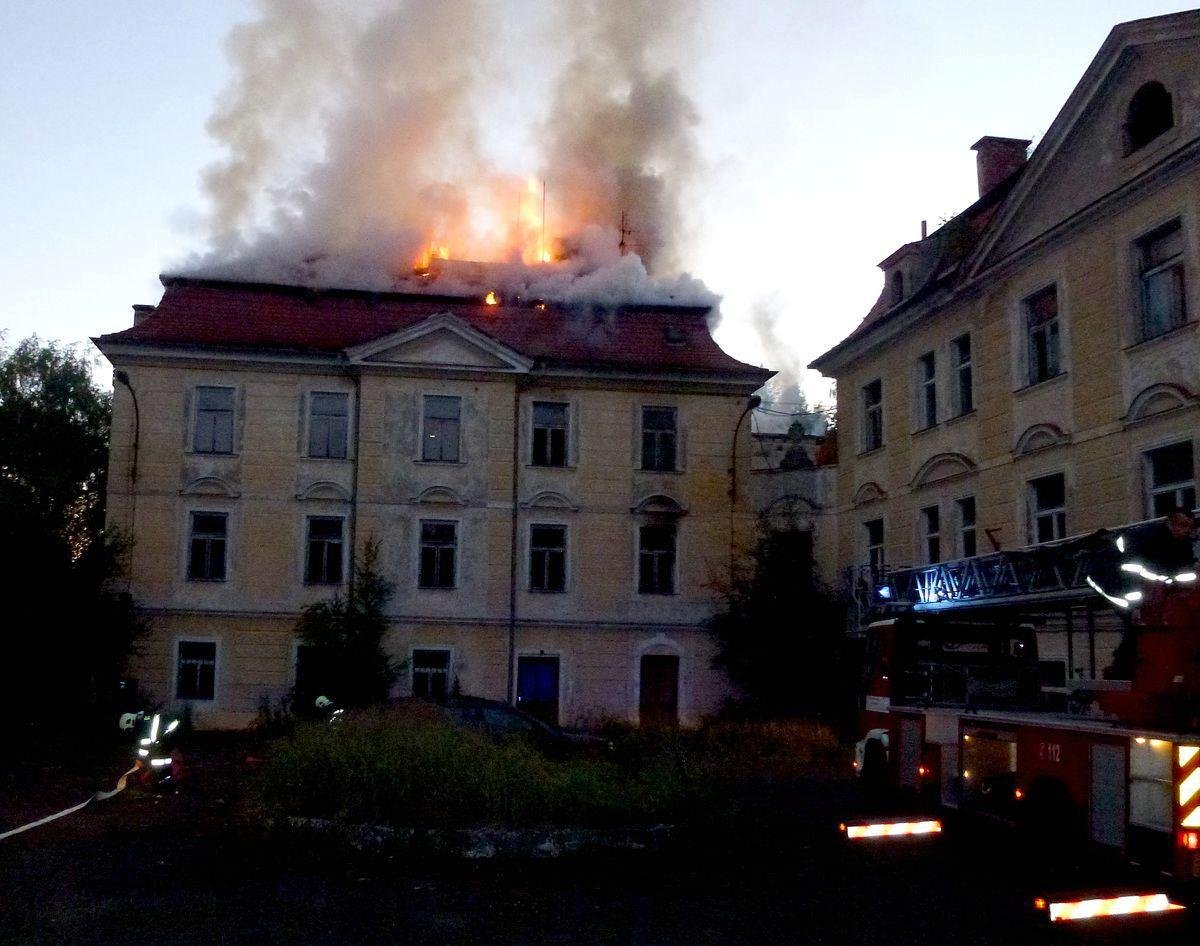 Zámek Sedlec. Červenec 2012. Brzy ráno vypukl požár v podkroví opuštěného šlechtického sídla v Sedlci na Karlovarsku. Zničil krovy, střechu a několik místností druhého patra.