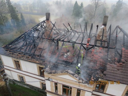 Zámek Dolní Tošanovice. Prosinec 2015. Plameny zachvátily střechu zámečku na Ostravsku, požár natropil milionovou škodu. Hasiči zachránili majetek za více než dva miliony.