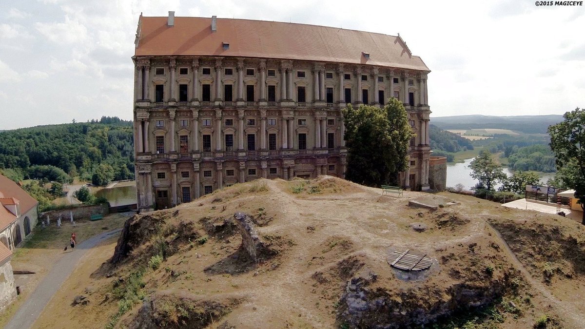 Na nádvoří jsou zachované zbytky hradu.