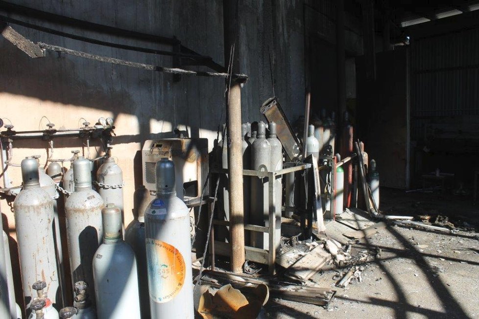 Při výbuchu skladu plynových bomb v Plané uhořel zaměstnanec: Případ nelegálního přepouštění plynu rozplétá soud.
