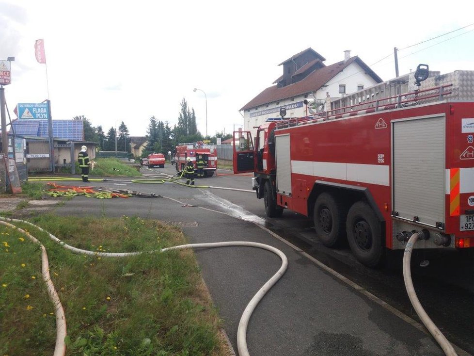 Při výbuchu skladu plynových bomb v Plané uhořel zaměstnanec: Případ nelegálního přepouštění plynu rozplétá soud.