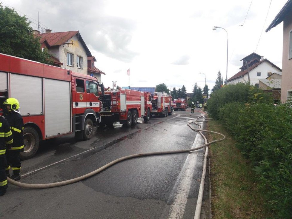 Při výbuchu skladu plynových bomb v Plané uhořel zaměstnanec: Případ nelegálního přepouštění plynu rozplétá soud.