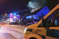 Požár rodinného domku na Plzeňsku: Přiotrávený muž skončil v nemocnici