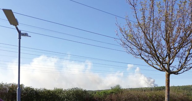 Hasiči likvidují požár lesa okolo vrchu Krkavec nedaleko obce Chotíkov u Plzně, který začal hořet 22. dubna 2019