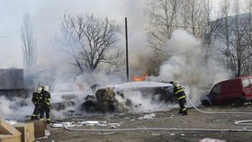 Hasiči hasí hořící plasty a plastový odpad. Shořelo také osobní auto Citroen.