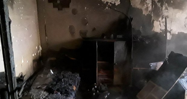 V paneláku v Plzni hořel přízemní byt. Tři lidé se nadýchali kouře, dva skončili v nemocnici.
