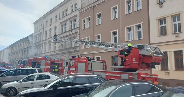 Hasiči krotili požár ve vnitrobloku v Úslavské ulici v plzeňské čtvrti Slovany.