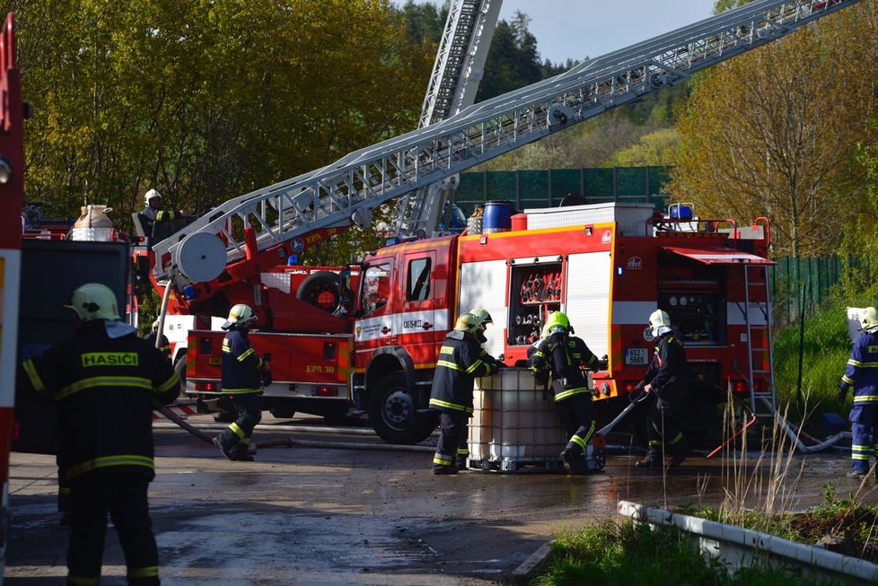 Hasiči se snaží dostat požár pod kontrolu