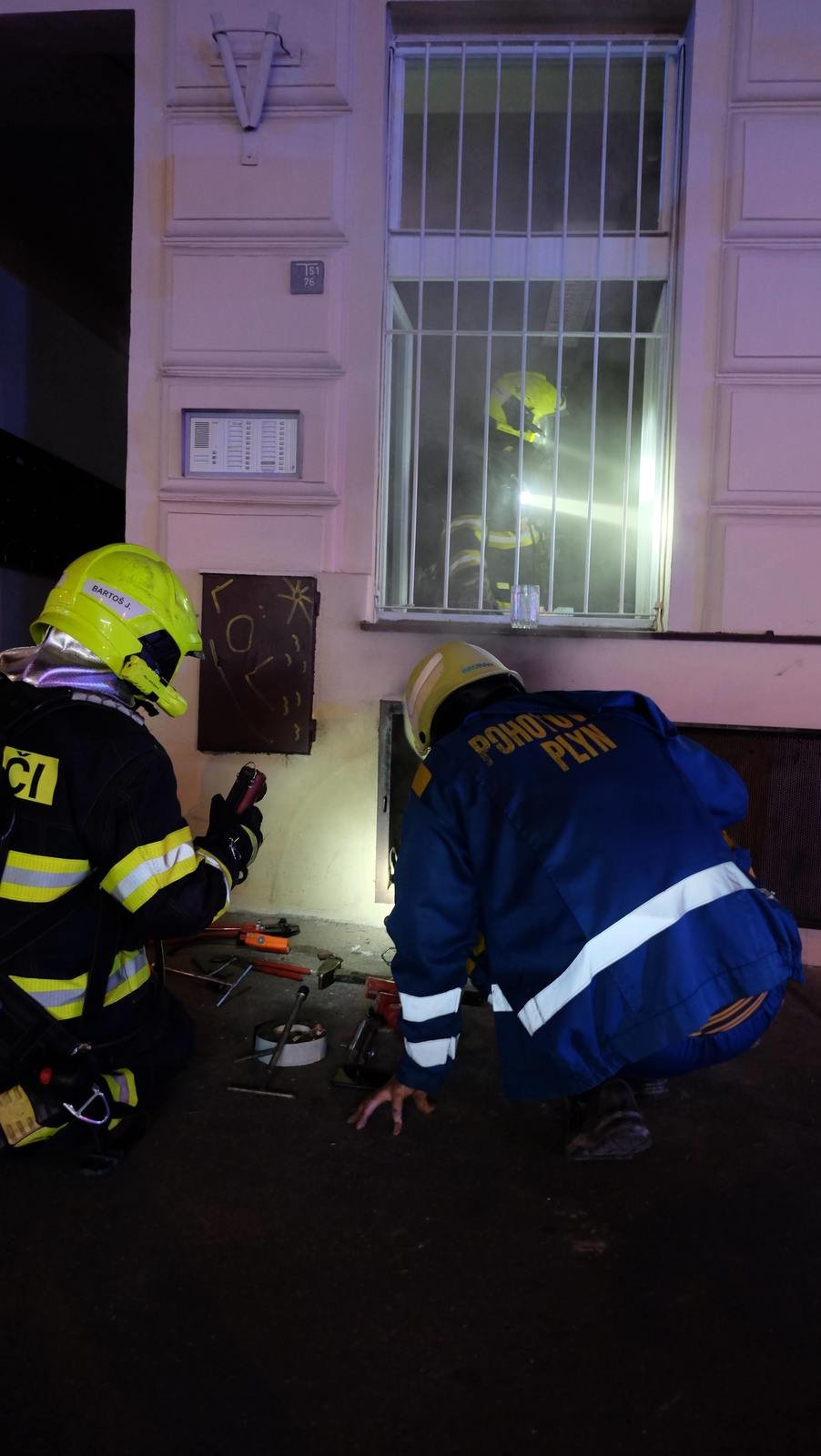 V domě v ulici Pod Kaštany hořelo, plameny poškodily plynové potrubí. 18. září 2020.