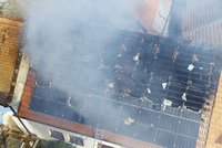 Investice je fuč: Majiteli domu shořela střecha i s desítkami solárních panelů