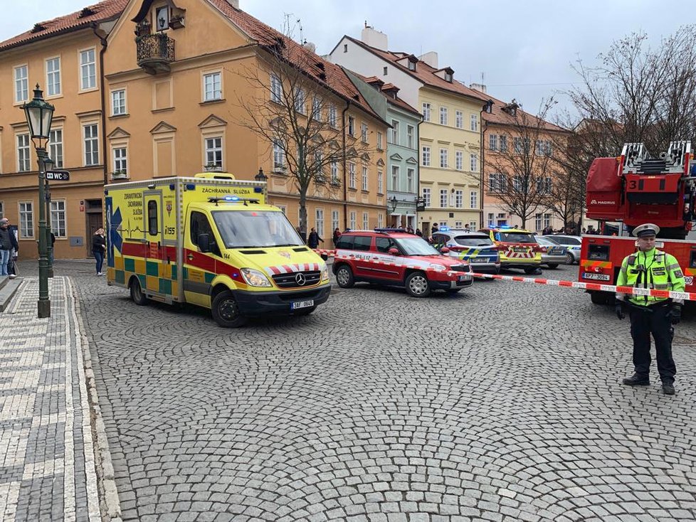 Požár podkrovního bytu na Kampě.