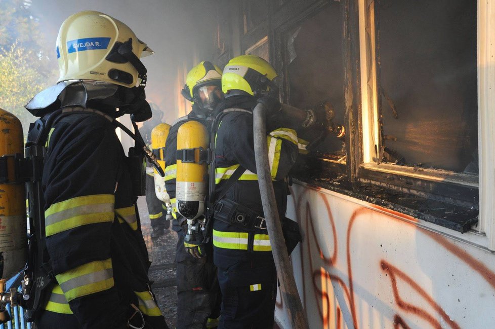 V pražském Podolí vyhořela opuštěná a zanedbaná budova.