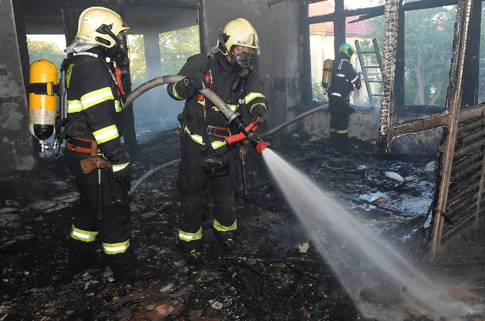 V pražském Podolí vyhořela opuštěná a zanedbaná budova.