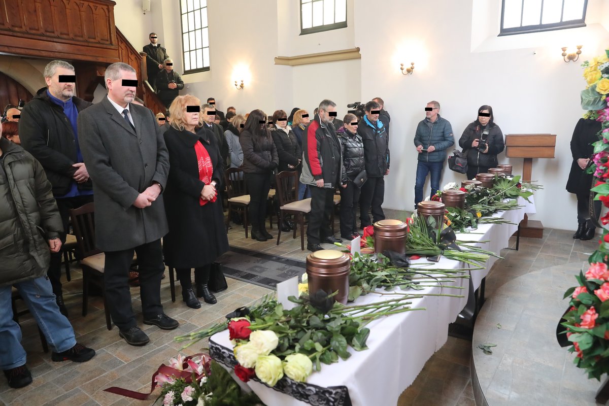 Pohřeb obětí požáru v domově pro osoby se zdravotním postižením ve Vejprtech