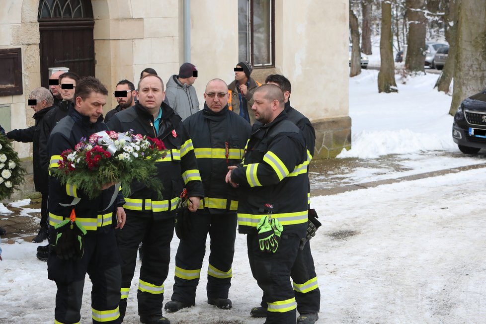 Pohřeb obětí požáru v domově pro osoby se zdravotním postižením ve Vejprtech