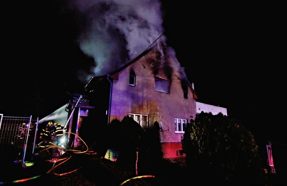 Při požáru rodinného domu v Ostravě hasiči zachránili rodičovský pár, jejich syn Jakub (†28) zmizel. Později byly jeho osatky nalezeny v domě, požár patrně založil.