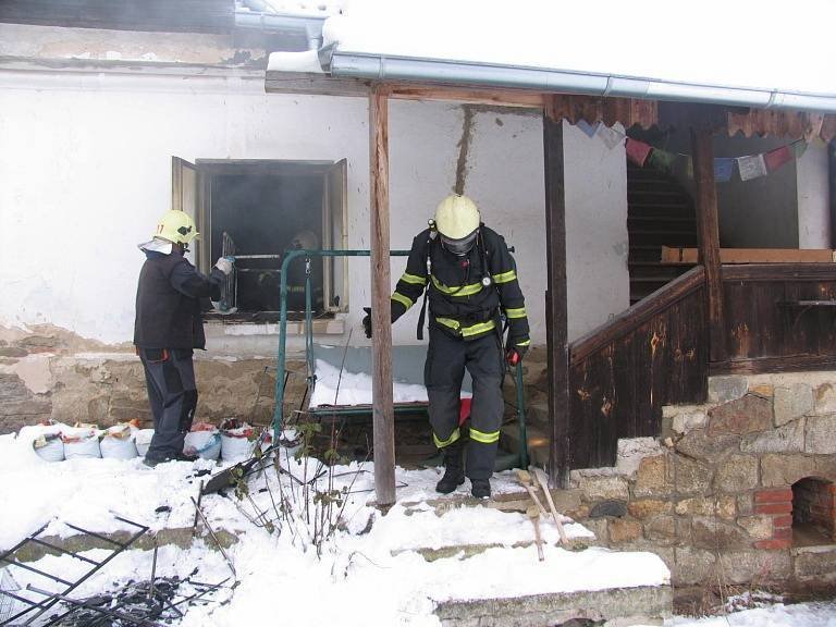 Kanystrem s benzinem polil šatní skříň a zapálil ji