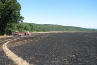 Požár zničil auto a několik hektarů pole