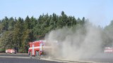 Velký požár pole na Tachovsku: Hasiči nechali zastavit dopravu od dálnice do Zhoře