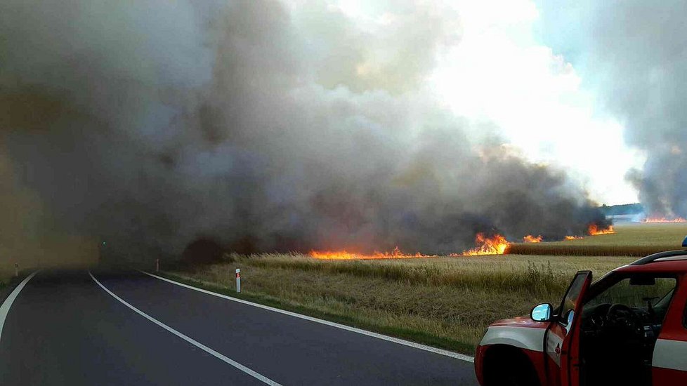 Velký požár pole a pneumatik na Znojemsku