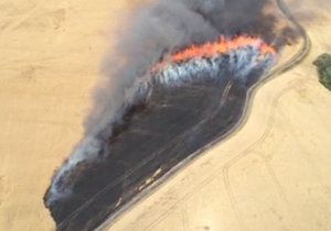 Obří požár pole z výšky, plameny zpustošily desítky hektarů plochy!