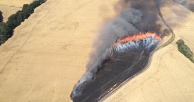 Extrémní sucho na jižní Moravě: Tři desítky hektarů pole a lesa nedaleko Brna lehly popelem