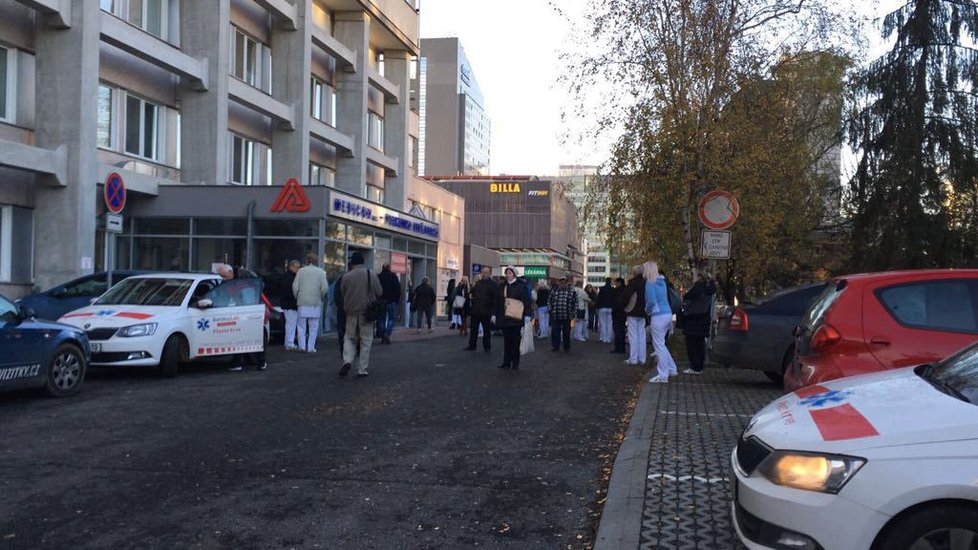 Hasiči evakuovali Polikliniku Budějovická.