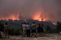 Ohnivé peklo na jihu Portugalska. Požár vyhnal turisty z hotelů
