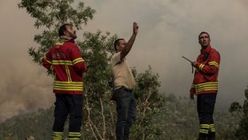 Na jihu Portugalska zuří obří lesní požár.