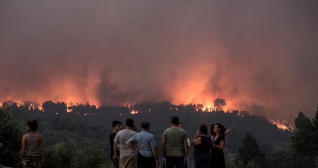 Ohnivé peklo na jihu Portugalska. Požár vyhnal turisty z hotelů