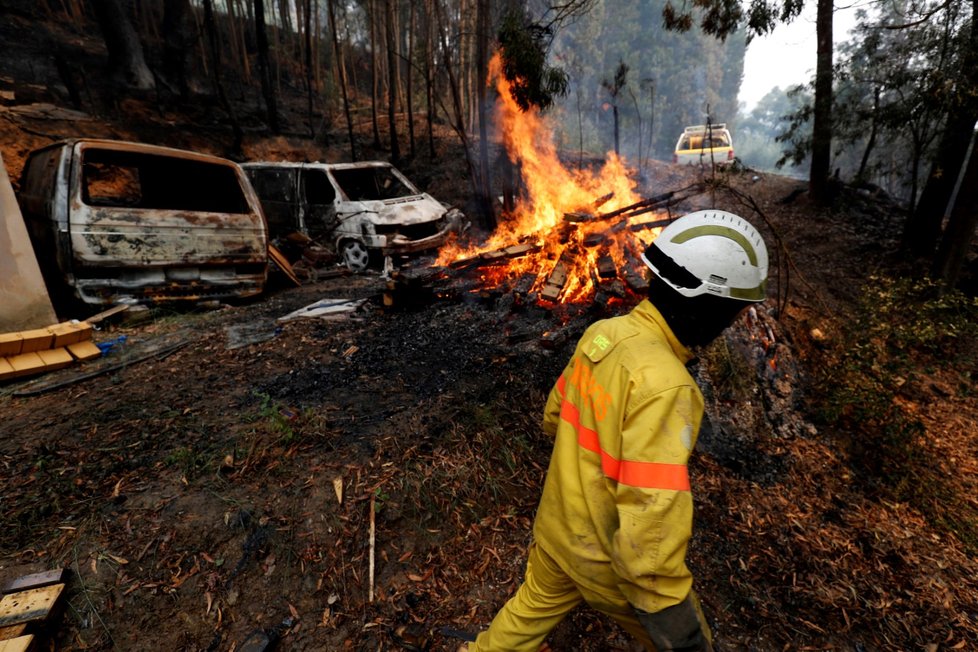Na jihu Portugalska zuří obří lesní požár. Vyžádal si už 25 zraněných. Dva hotely byly evakuovány