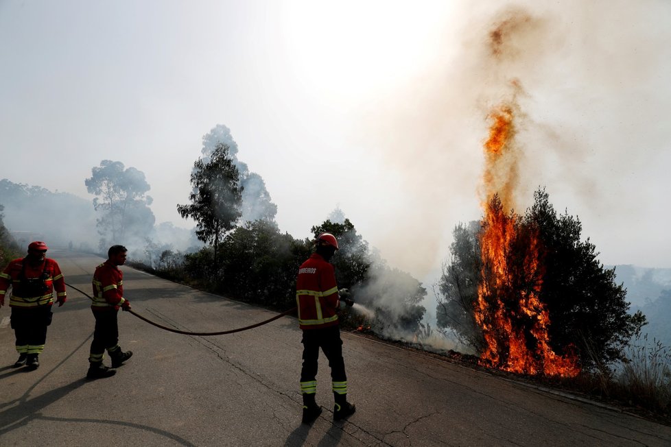 Na jihu Portugalska zuří obří lesní požár. Vyžádal si už 25 zraněných. Dva hotely byly evakuovány