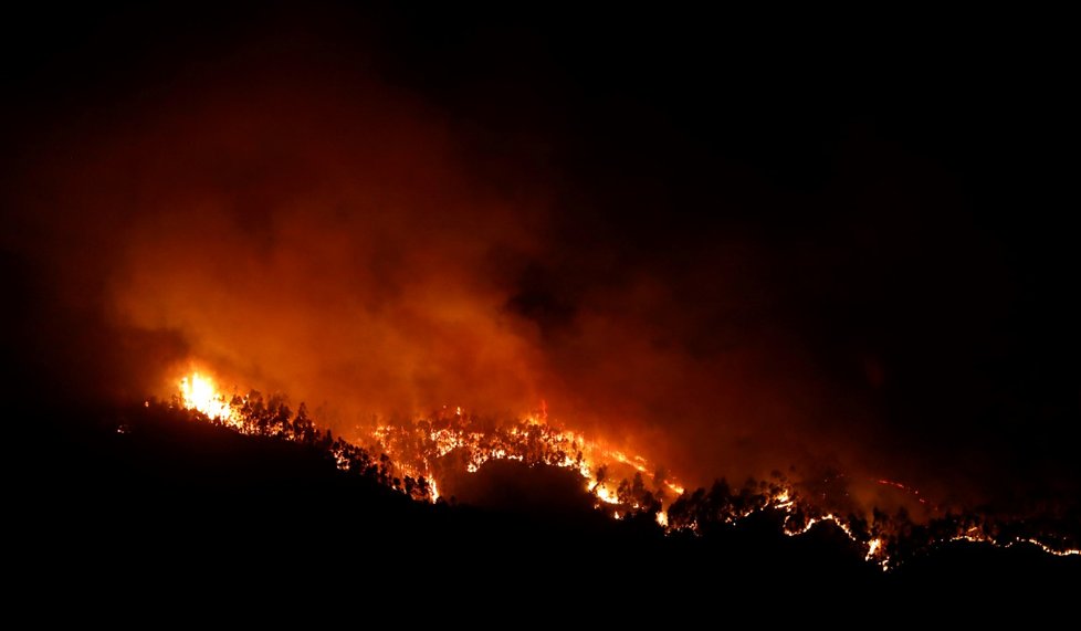 Na jihu Portugalska zuří obří lesní požár. Vyžádal si už 25 zraněných. Dva hotely byly evakuovány