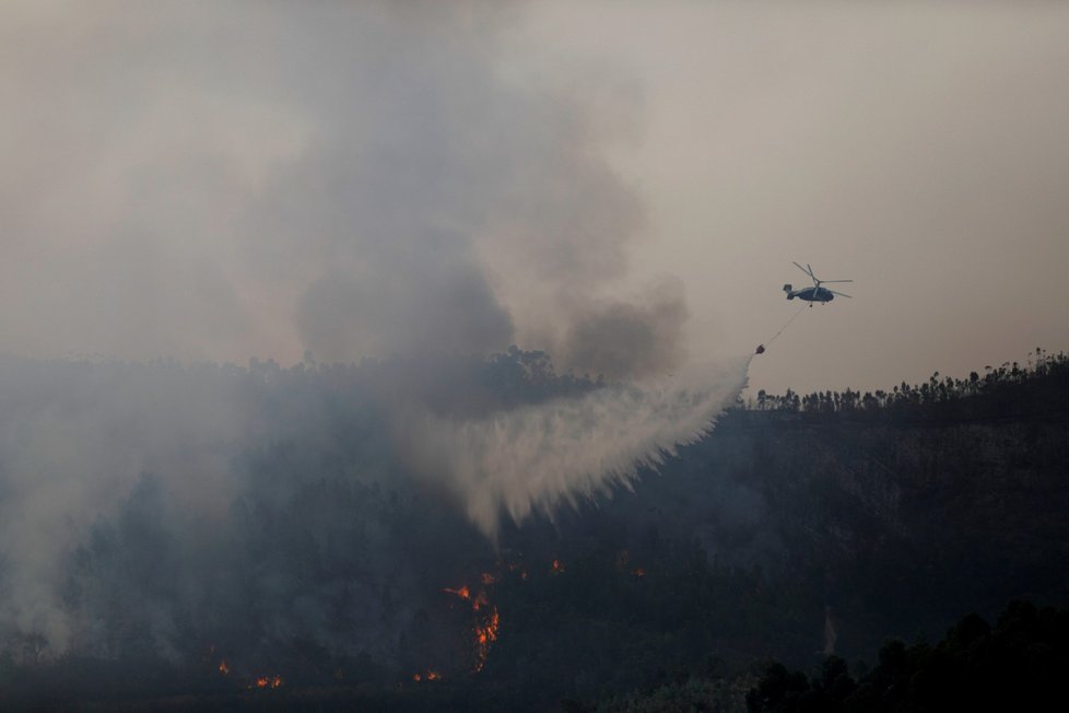 Na jihu Portugalska zuří obří lesní požár. Vyžádal si už 25 zraněných. Dva hotely byly evakuovány