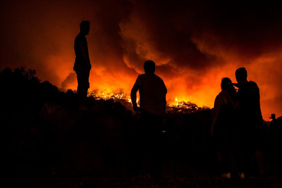 Na jihu Portugalska zuří obří lesní požár. Vyžádal si už 25 zraněných. Dva hotely byly evakuovány.