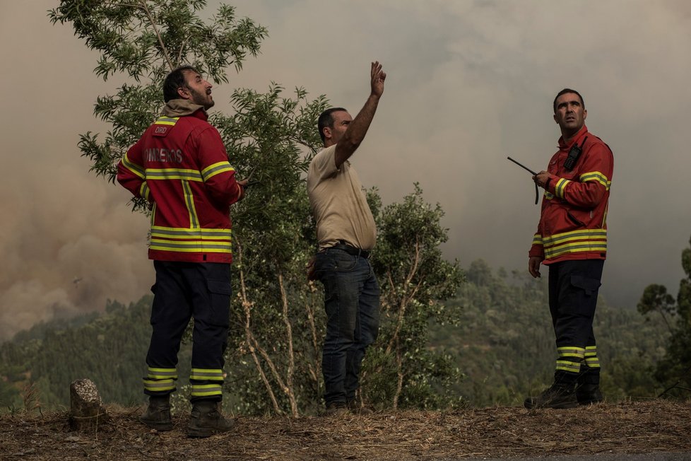 Na jihu Portugalska zuří obří lesní požár. Vyžádal si už 25 zraněných. Dva hotely byly evakuovány