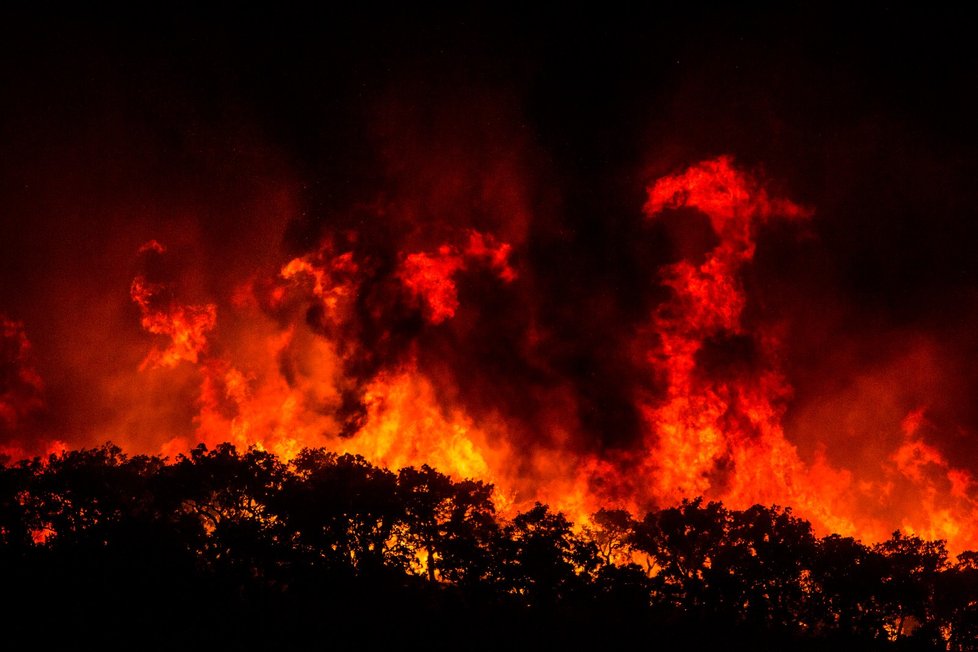 Na jihu Portugalska zuří obří lesní požár. Vyžádal si už 25 zraněných. Dva hotely byly evakuovány.