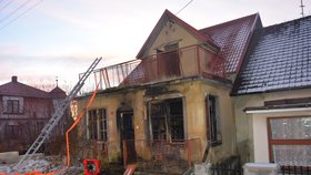 V Postupicích hořel rodinný dům, požár byl zřejmě úmyslně založen.