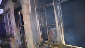 V Postupicích hořel rodinný dům, požár byl zřejmě úmyslně založen.