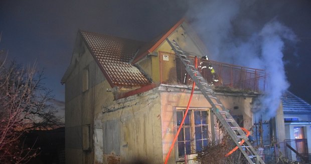 Šílenec zřejmě zapálil dům: Pak se vloupal do auta zasahujícího hasiče!