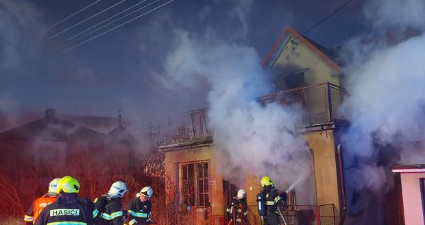Tragédie na Českokrumlovsku: Při požáru rodinného domu zemřel muž