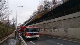 Plameny zasáhly příbytek bezdomovců i část protihlukové stěny v pražské Povltavské ulici. (10. listopad 2020)