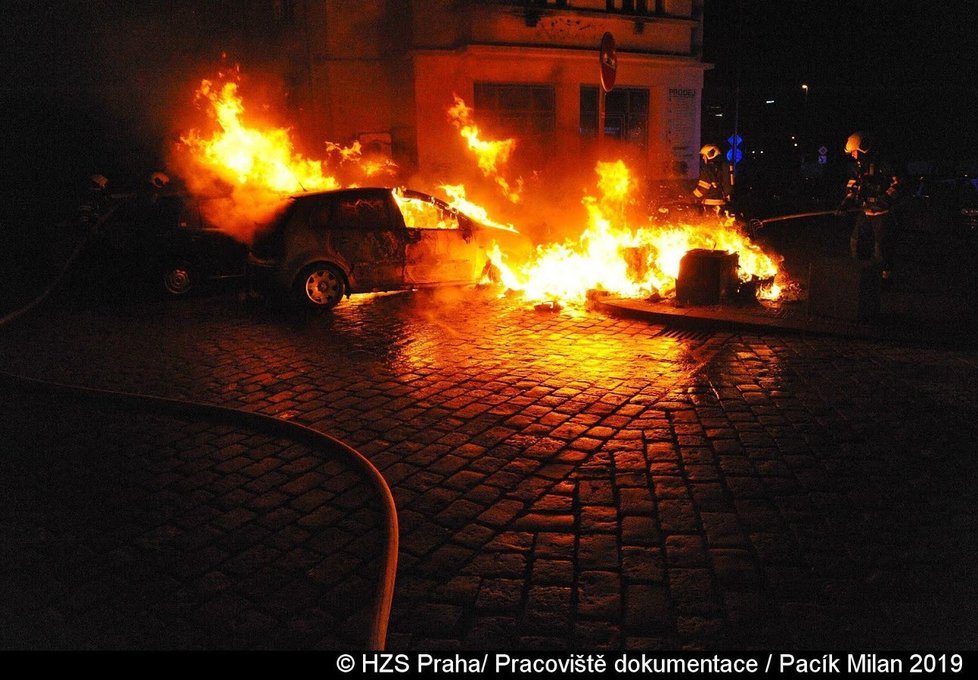 Požár v Praze 10 poškodil tři auta.