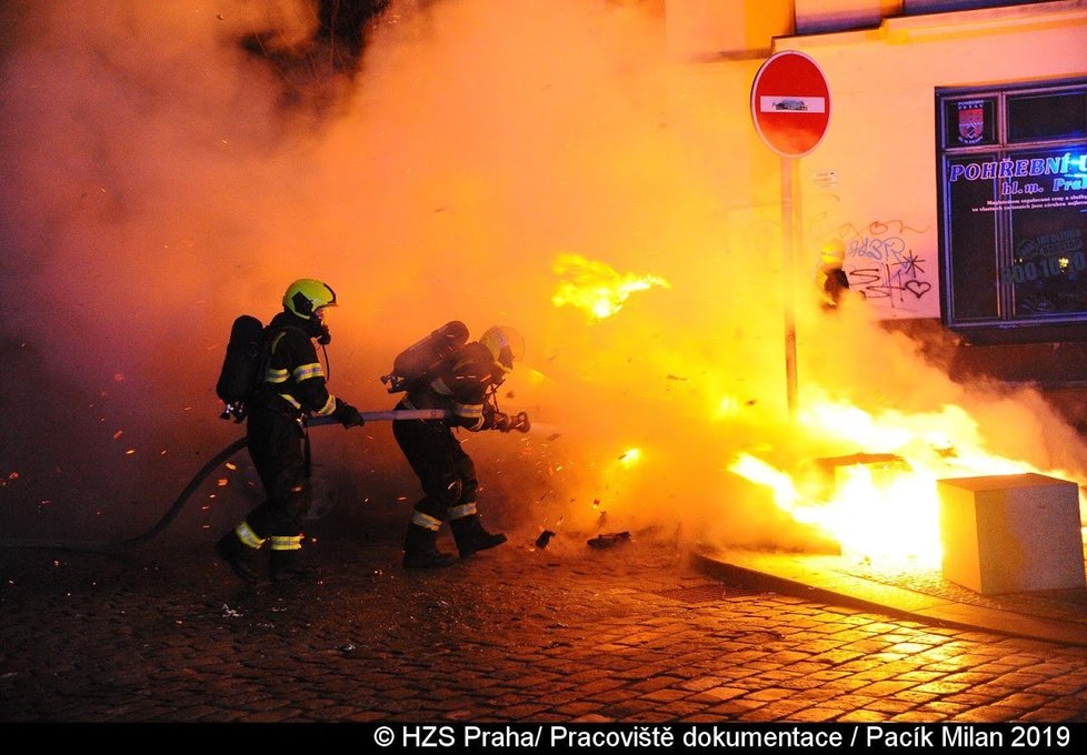 Požár v Praze 10 poškodil tři auta.