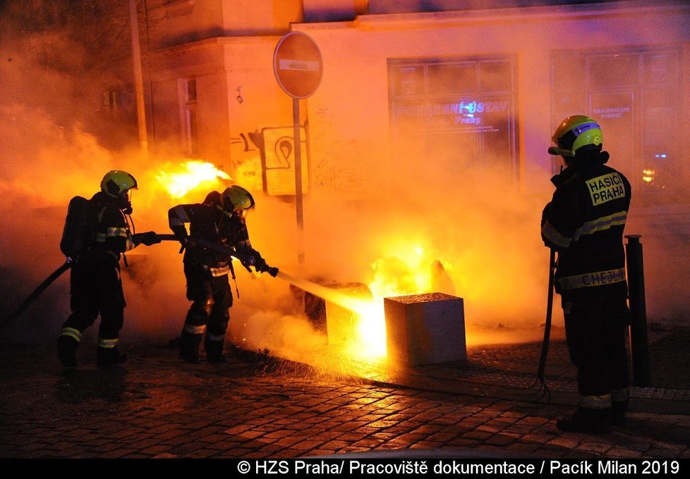 Požár v Praze 10 poškodil tři auta.