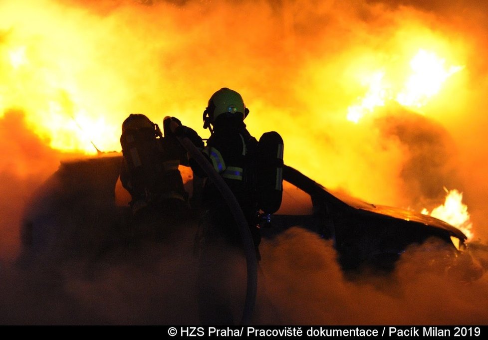 Požár v Praze 10 poškodil tři auta.